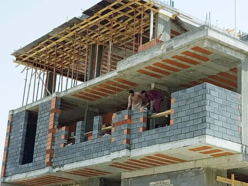 مقاول بناء